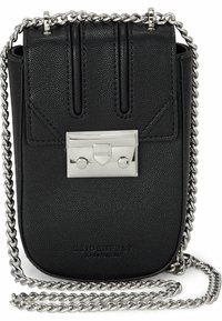 Borsa a tracolla in pelle nera con texture, strap di catena argentata, chiusura con pattina frontale e dettagli in hardware argentato.