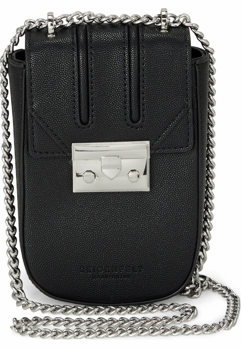 Borsa a tracolla in pelle nera con texture, strap di catena argentata, chiusura con pattina frontale e dettagli in hardware argentato.