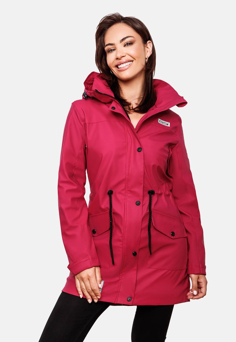 Roze waterdichte jas met capuchon, trekkoord in de taille en twee voorkeurszakken. Voorzien van zwarte accenten en drukknoopjes. Gladde textuur.
