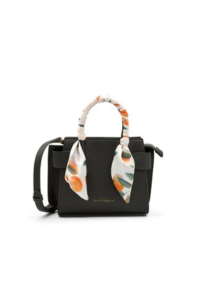 Sac à main en cuir noir au design structuré, avec une anse en boucle enveloppée dans un foulard à motifs. Inclus une bandoulière détachable.