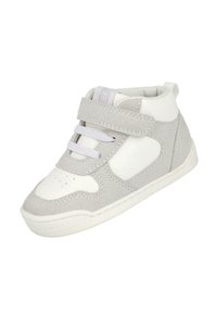 Zapatilla de media caña en gris y blanco con parte superior de ante y cuero, cierre de cordones y Velcro, con perforaciones en la puntera para ventilación.