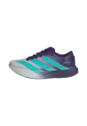 Paarse en grijze hardloopschoen met turquoise strepen, zwarte veters en een Mercedes AMG-logo aan de hielzijde.