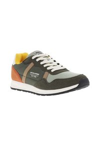 Zapatilla verde y beige con tejido texturizado, cordones blancos, cuello acolchado, acentos naranjas y amarillos, y suela de goma negra.
