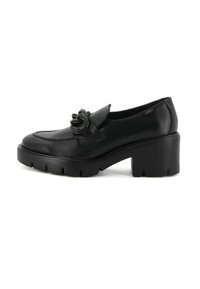 Mocasín de cuero negro con tacón robusto, suela gruesa estriada y detalle decorativo de cadena en la parte superior, mostrado sobre fondo blanco.