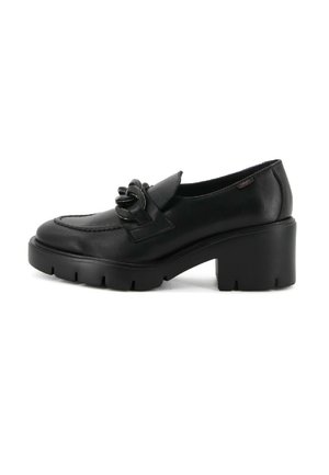 Mocassino in pelle nera con tacco chunky, suola spessa e scanalata, e dettaglio decorativo a catena sulla parte superiore, mostrato su sfondo bianco.