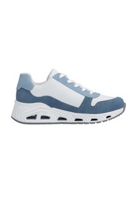 Chaussure de sport bleu clair et blanche avec une tige en daim texturé, un bout perforé, et une semelle intermédiaire blanche épaisse et sculptée avec des découpes.