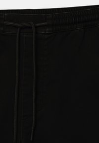 Zwarte stoffen shorts met een elastische tailleband en een trekkoord. Gladde textuur zonder zichtbare patronen of hardware details.