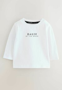 Valge pika varrukaga särk ümmarguse kaelusega, mille esiküljel on musta trükiga logo "BAKER by TED BAKER". Kaks õlavarre nööpi.