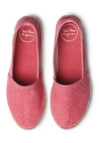 Röda kanvas espadrillos med en strukturerad yta och silverfärgade nitar. Avslutade med en vävd jutesula.