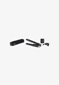 Fer à lisser noir compact avec plaques argentées, pochette de transport noire, câble de chargement USB et adaptateur secteur sur fond blanc.