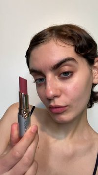 KIKO læbestift med en sølvfarvet hylster og en skinnende gulddetalje. Nuancen er en blød mauve med en glat, cremet konsistens.