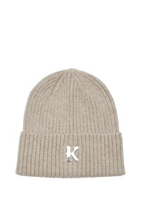 Căciulă tricotată bej cu o textură ribbed, având o margine pliată și un accent cu logo-ul argintiu "K". Fabricată dintr-un material moale și elastic.