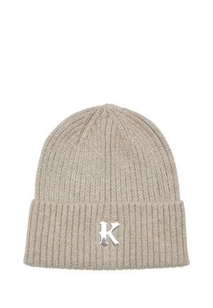 Căciulă tricotată bej cu o textură ribbed, având o margine pliată și un accent cu logo-ul argintiu "K". Fabricată dintr-un material moale și elastic.