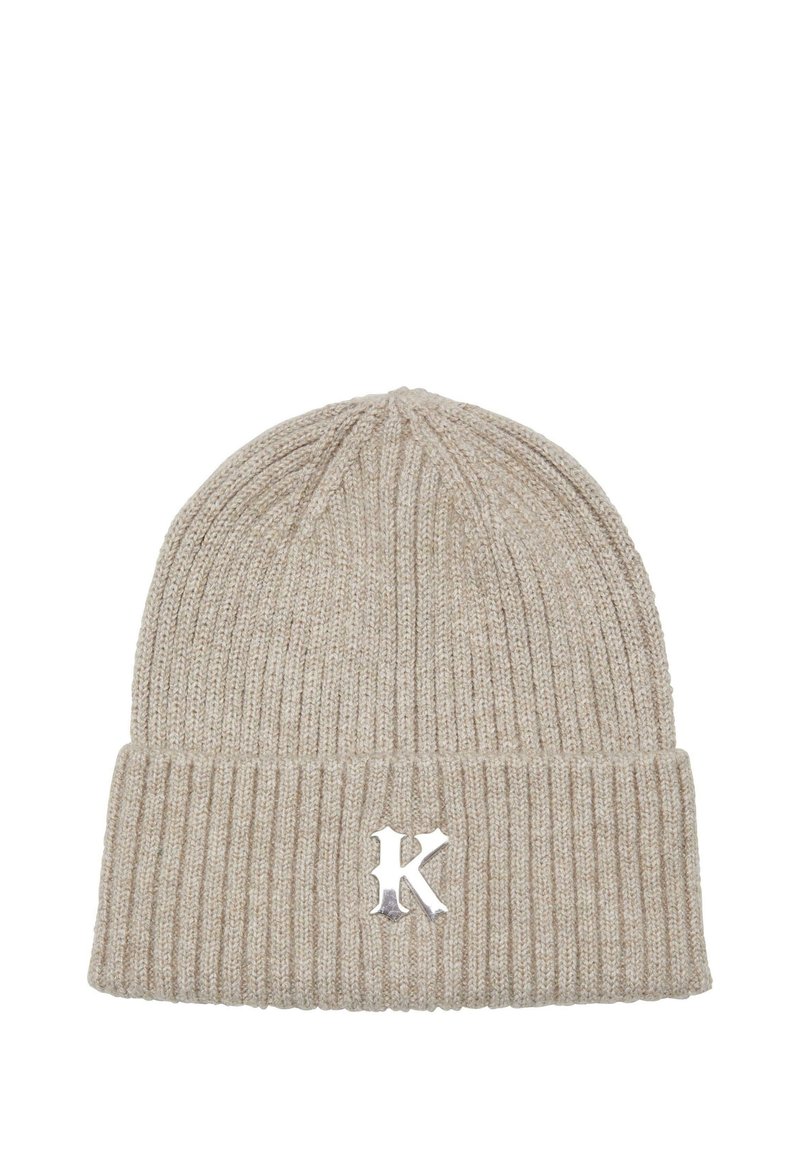 Căciulă tricotată bej cu o textură ribbed, având o margine pliată și un accent cu logo-ul argintiu "K". Fabricată dintr-un material moale și elastic.