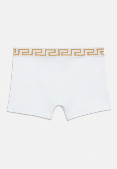 Boxer in cotone bianco con fascia elastica dorata decorata con un motivo a chiave greca. Texture liscia, forma aderente.