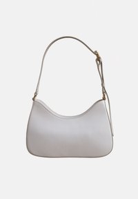 Weiße Leder-Schultertasche mit geschwungener Form, verstellbarem Trageriemen und dezenten Nahtdetails. Goldene Hardware-Akzente unterstreichen das Design.