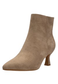 Botín de ante beige hasta el tobillo con punta afilada, tacón bajo tipo kitten y textura suave; presenta un diseño minimalista y sin herrajes visibles.