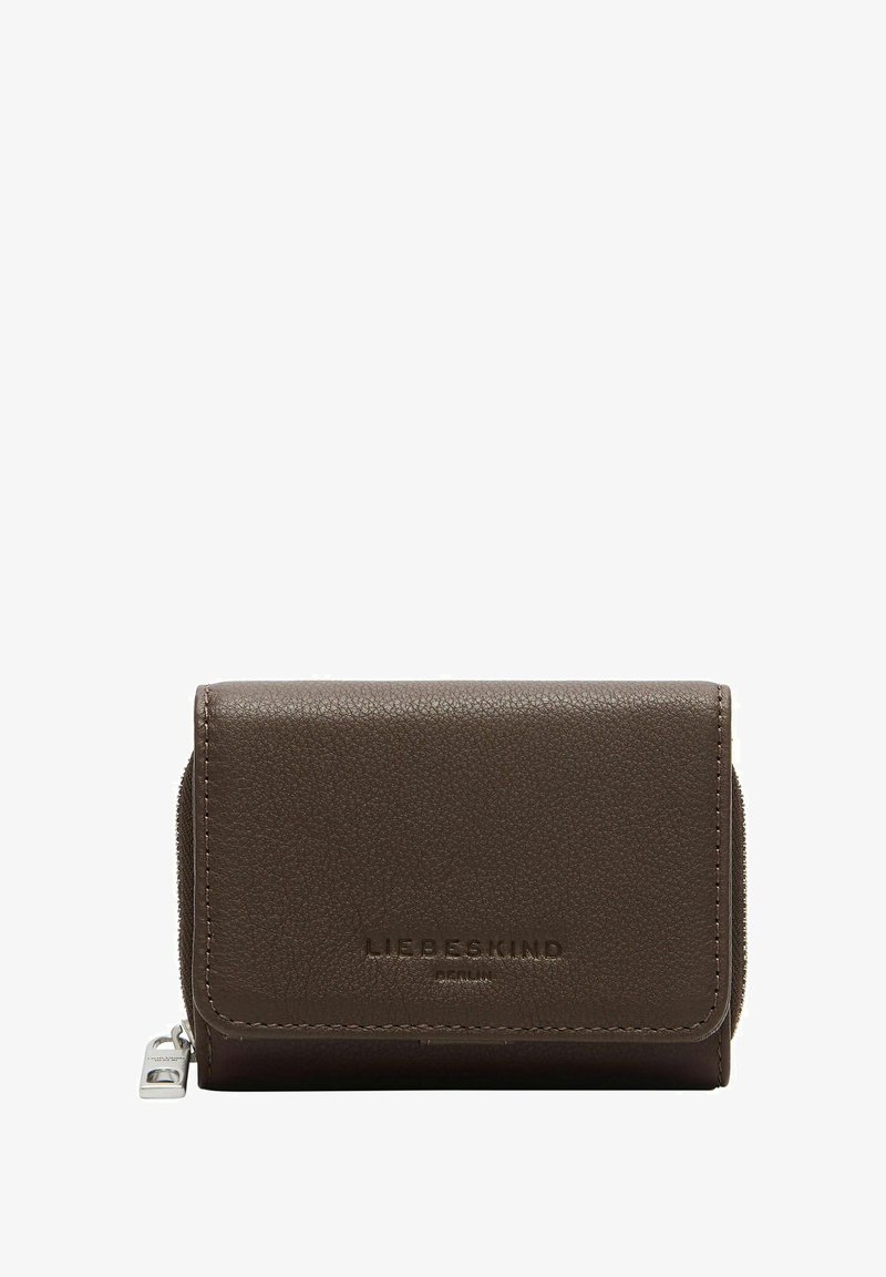 Braune Lederbrieftasche mit strukturierter Oberfläche, ausgestattet mit einem Reißverschluss, einem eingeprägten Markenlogo und einer kompakt rechteckigen Form.