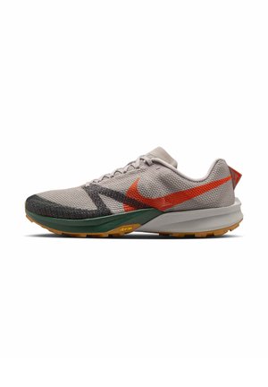 Zapato deportivo para hombres con parte superior de malla gris transpirable con detalles en negro y naranja, una entresuela verde y una suela exterior de goma texturizada.