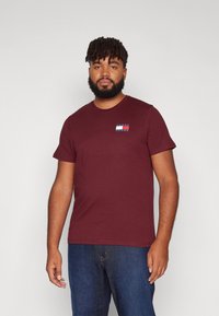 Tommy Jeans SLIM ESSENTIAL FLAG TEE - T-shirts med print - deep rouge