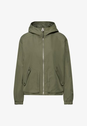 Oliwkowa zielona kurtka z kapturem, zapinana z przodu na zamek błyskawiczny, z dwoma kieszeniami na patki zapinanymi na zatrzaski oraz elastycznymi mankietami.
