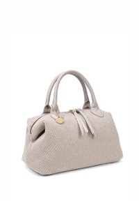 Borsa a mano a righe beige con tessuto testurizzato, doppi manici morbidi, accessori in tonalità oro e chiusura con zip; presenta un fiocco decorativo e un ciondolo.