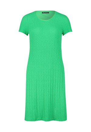 Grünes Kurzarmkleid aus strukturiertem, gestricktem Stoff. Mit Rundhalsausschnitt und knielangem Design, das eine lässige Silhouette schafft.