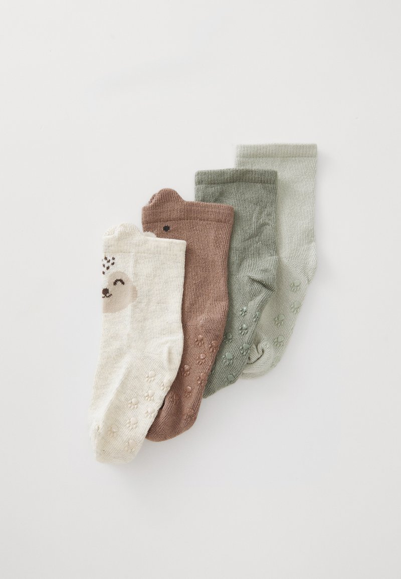 Fire par med bomullssokker: kremfargede med bjørnmotiv, brune, grønne og lysegrå. Med tekstur av små sirkulære mønstre på sålene.