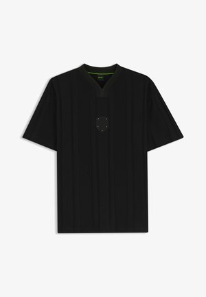 Chemise noire à manches courtes avec col en V, petite écusson poitrine avec des étoiles et détail subtil vert à l'intérieur du col.