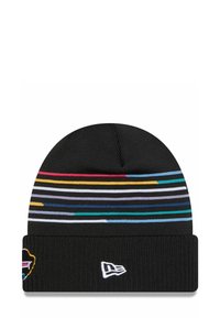 Schwarze gestrickte Mütze mit bunten horizontalen Streifen. Verfügt über einen umgeschlagenen Saum und ein kleines gesticktes Logo an der Seite. Sanfte Textur.