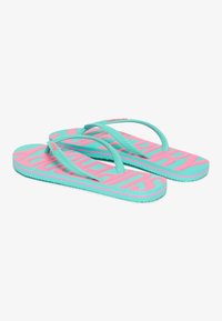 Flip-flops med en mintgrøn bund og pink skrift. Lavet af gummi, med teksturerede stropper og et mønstret fodbed.