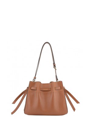 Braune, strukturierte Lederhandtasche mit verstellbarem Schulterriemen und seitlichen Quasten, vorne mit kleinem, geprägtem Markennamen.