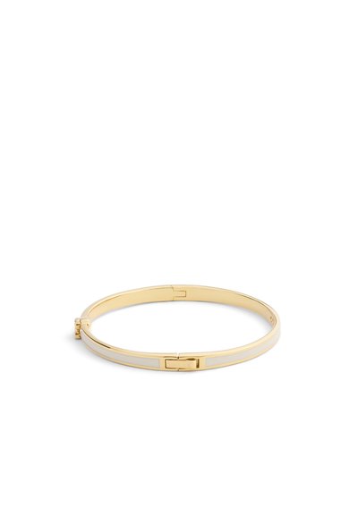 Bracelet jonc doré avec un design lisse et arrondi, orné d'un inlay en émail blanc et d'un fermoir sécurisé.