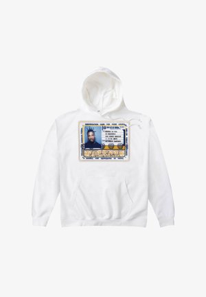 Witte hoodie met een groot, bedrukt identificatiekaartontwerp in blauw, geel en zwart, met een buidelzak aan de voorkant en een trekkoordkap.