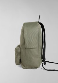 Zaino in tela verde con forma rettangolare, due scomparti, spallacci neri regolabili e una tasca laterale. Materiale testurizzato.