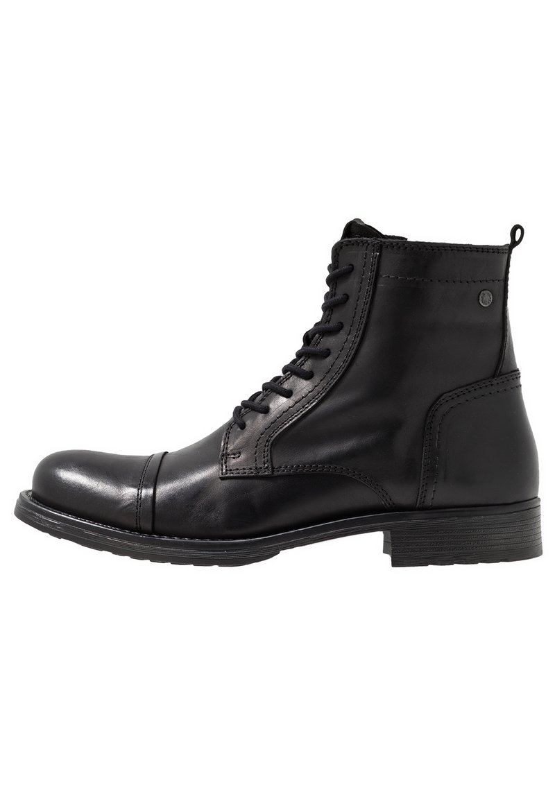 Botas de tobillo de cuero negro con punta redondeada, parte frontal con cordones, acentos texturizados y un tacón bajo y grueso.