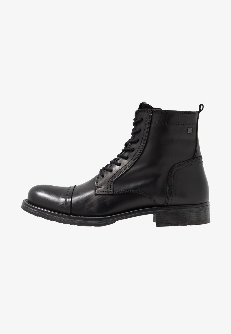 Bottines noires en cuir avec un bout arrondi, un laçage à l'avant, des accents texturés et un petit talon épais.