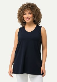 Tunica senza maniche blu navy con scollatura a V, realizzata in tessuto morbido, con una vestibilità rilassata e un orlo leggermente curvo.