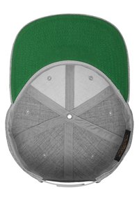 Grijze pet met een groene onderkant, voorzien van een gestructureerd ontwerp, zes panelen en metalen ventilatie-oogjes. De voering aan de binnenkant is glad.