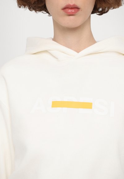 Hoodie blanc avec une bande horizontale jaune sur le devant et le texte "ASPESI" en blanc. Texture douce, coupe décontractée, capuche avec cordon.