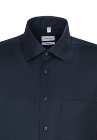 Donkerblauw overhemd met een gestructureerde kraag, lange mouwen, een borstzak en zes knopen. Gemaakt van een gladde stof met een subtiel patroon.