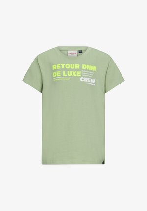 Lichtgroen katoenen T-shirt met korte mouwen. De voorkant heeft vetgedrukte tekst in geel en wit, waaronder "RETROUR DNM DE LUXE" en "CREW."