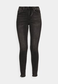 Jeans negros ajustados y desgastados de cintura alta, con bolsillos frontales, presillas para cinturón y un detalle de cierre de cremallera en el dobladillo del tobillo.