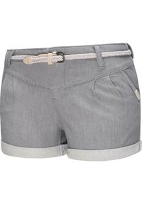 Pantalones cortos de mezclilla gris con un cinturón tejido multicolor, que presenta dobladillos enrollados, bolsillos laterales y pliegues sutiles en la parte delantera.
