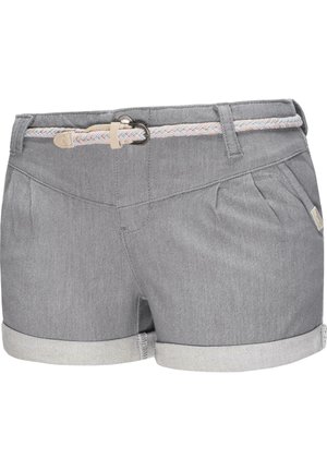 Pantalones cortos de mezclilla gris con un cinturón tejido multicolor, que presenta dobladillos enrollados, bolsillos laterales y pliegues sutiles en la parte delantera.