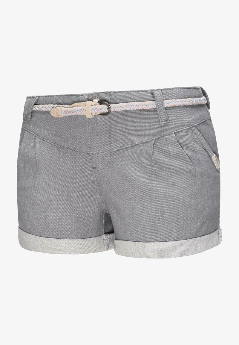 Pantalones cortos de mezclilla gris con un cinturón tejido multicolor, que presenta dobladillos enrollados, bolsillos laterales y pliegues sutiles en la parte delantera.