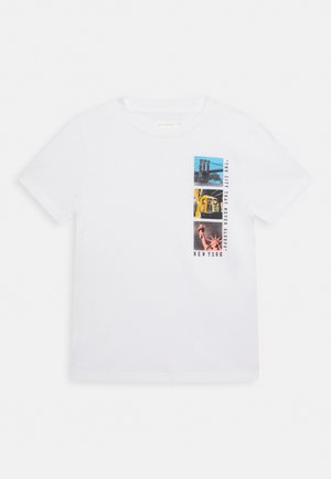 Hvid T-shirt med lodret stribe af tre billeder med New York-tema: Brooklyn Bridge, metro tog og Frihedsgudinden med teksten "Den by, der aldrig sover."