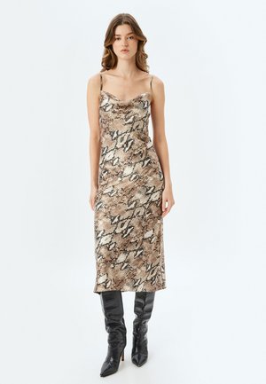 Cowl-neck, ærmeløs kjole i et tan, sort og creme slangemønster, lavet af et glat stof, der når til midten af læggen.