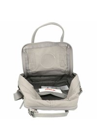 Borsa grigia con zip e due manici. Tessuto morbido, forma rettangolare, tasche interne e un'etichetta visibile all'interno. Cinghia regolabile sul lato.