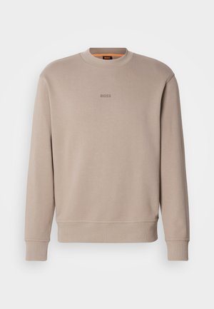 Sudadera beige con cuello redondo, mangas largas y puños acanalados. Presenta un sutil logotipo 'BOSS' en color a juego en la parte delantera.